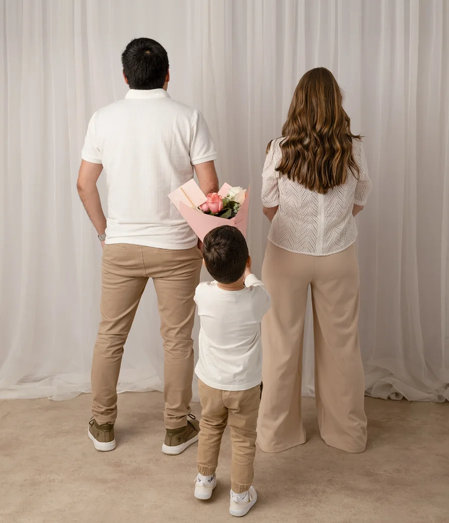 Familia de espaldas con un ramo de flores en el estudio